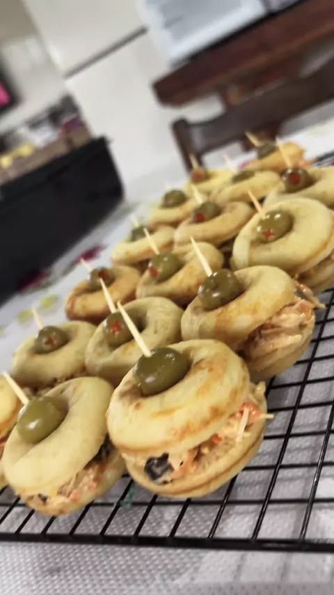 Mini donas saladas con queso, pizza y jamón